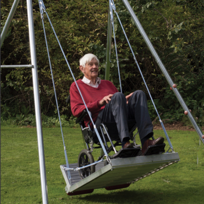 Balançoire pour fauteuil roulant avec cadre